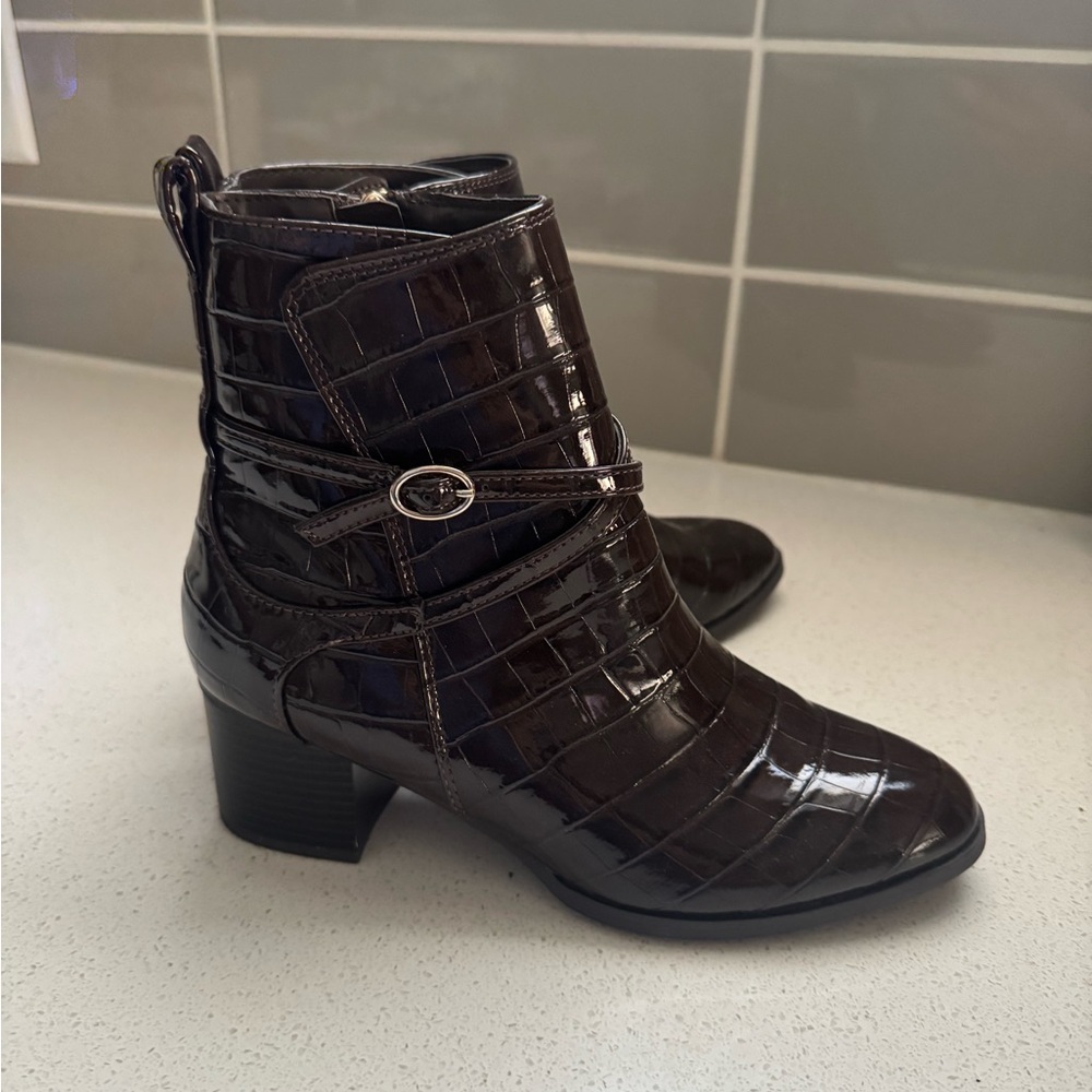 Anne Klein Glossy Brown Croc-Embossed Ankle Booties Women’s Heeled Fashion Boots